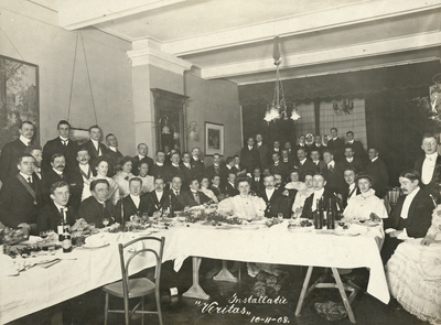 833203 Groepsportret van de leden en nieuwe leden van de Utrechtse R.K. Studentenvereniging Veritas, tijdens het diner ...